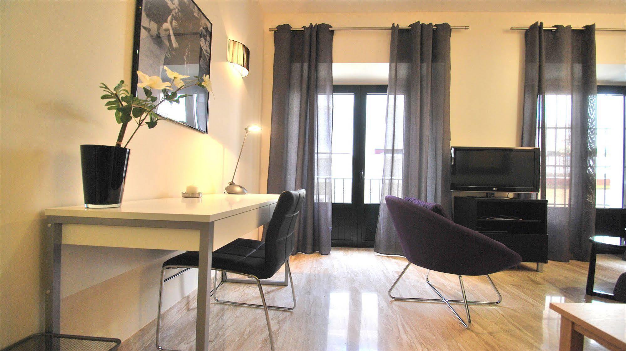 Apartamentos Living Sevilla Centro Maestranza エクステリア 写真